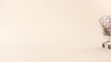 Bej arka plandaki sepetteki farklı tıbbi ilaçların yakın çekimi. Kapsüller, vitaminler ve ilaçlar. İlaç Endüstrisi. Tıp konsepti. Makro atış. Yavaş çekim