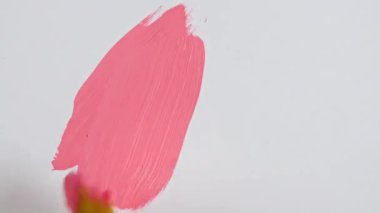 Beyaz arka planda izole edilmiş pembe boya fırçasının soyut fırça darbeleri. Pembe boya lekesi dokusu. Pembe parlak desenli sanatsal çizim. Kozmetik kokuları.