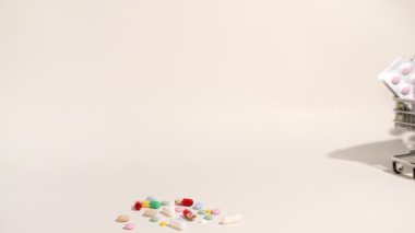 Bej arka plandaki sepetteki farklı tıbbi ilaçların yakın çekimi. Kapsüller, vitaminler ve ilaçlar. İlaç Endüstrisi. Tıp konsepti. Makro atış. Yavaş çekim