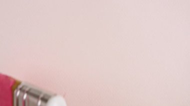 Beyaz arka planda izole edilmiş pembe boya fırçasının soyut fırça darbeleri. Pembe boya lekesi dokusu. Pembe parlak desenli sanatsal çizim. Kozmetik kokuları.