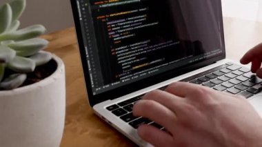 Ekrandaki kodlama, bir dizüstü bilgisayarda HTML kodlama ve programlama, geliştirici, web geliştirme. Bilgisayar Web Geliştiricisi. Bulut Veri Sosyal Ağ Ortamı veya Virüsü. Yüksek kalite 4k görüntü