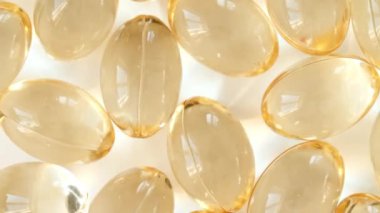 Sarı yağ kapsülleri, C vitamini, Omega 3 yakın çekim. Makro atış. Haplar ve uyuşturucular. İlaç Endüstrisi. Tıp konsepti. Ağır çekim. Yüksek kalite 4k görüntü
