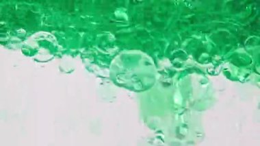 Sudaki çeşitli hava kabarcıklarının Macro Shot 'u açık beyaz arka planda yükseliyor. Baloncuklu sıvı krem şeffaf kozmetik doku örneği. Temizlik kavramı. Yüksek kalite FullHD. Yüksek kalite 