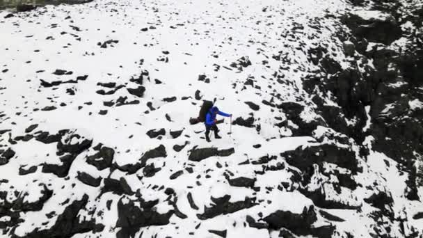 Seorang pria dengan ransel di tepi tebing pandangan atas — Stok Video