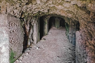 Birinci Dünya Savaşı Sığınağı Siper Deliği, Pasubio, Veneto, İtalya