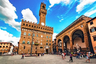İtalya, Toskana 'daki saray kulesiyle Piazza Della Signoria' nın geniş açı görüntüsü
