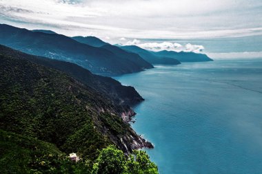 Ligurian deniz kıyılarının yürüyüş parkurundan Panorama, Cinque Terre, İtalya