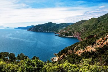 Liguria, İtalya 'daki yürüyüş parkurundan deniz kıyılarının hava panoramik görüntüsü