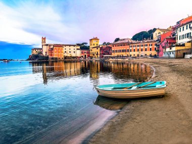 Liguria 'nın Sestri Levante köyündeki Baia del Silenzio körfezi panoraması.