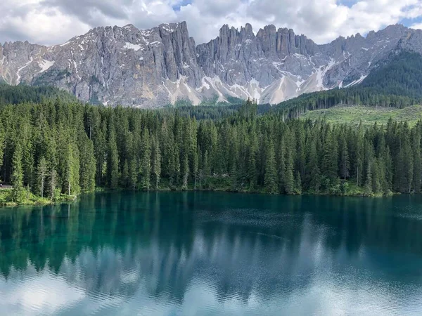 Carezza Gölü ve Latemar Panoraması, Trentino alto Adige Dolomite Alpleri.
