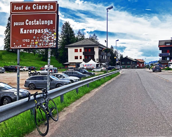 케라자 코스타 자전거를 지나가는 이탈리아의 트렌티노 — 스톡 사진
