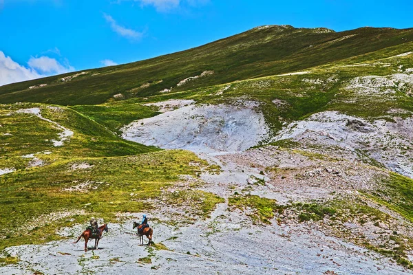 Dağ yolunda ata binen adam, Appennino Emiliano, Reggio Emilia, İtalya