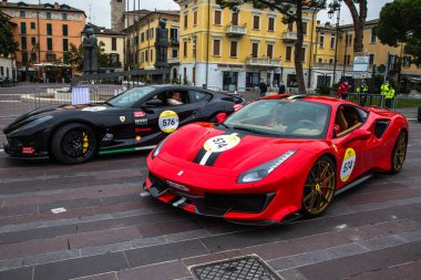 Desenzano del garda, Brescia, İtalya - 22 Ekim 2020: Mille Miglia 2020 'deki modern Ferrari haracı, ünlü ve klasik İtalyan tarihi yarışı, Garda Lake