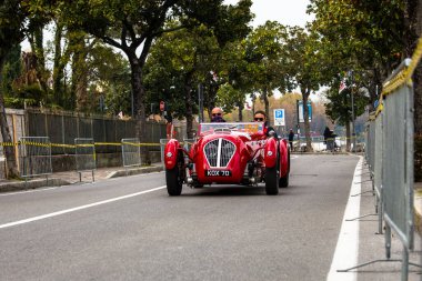Desenzano del Garda, Brescia, İtalya - 22 Ekim 2020: Mille Miglia 2020 'de eski bir yarış arabası, ünlü ve klasik İtalyan tarihi yarışı, Garda Lake