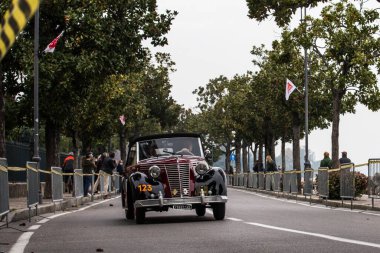 Desenzano del garda, Brescia, İtalya - 22 Ekim 2020: Mille Miglia 2020 'de eski bir yarış arabası, ünlü ve klasik İtalyan tarihi yarışı, Garda Lake