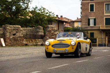 SCANO, İtalya - 4 Ekim 2020: Austin Healey 3000 (1963), İtalyan tarihinin ünlü yarışı Gran Prix Terre di Canossa 'da yarışan eski bir yarış arabası. .