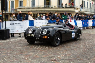 Desenzano del garda, Brescia, İtalya - 22 Ekim 2020: Mille Miglia 2020 'de eski bir yarış arabası, ünlü ve klasik İtalyan tarihi yarışı, Garda Lake
