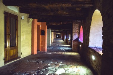 Brisighella, İtalya - 22 Aralık 2019: Günbatımından sonra ortaçağ İtalyan köyü Ravenna, Emilia Romagna 'da ahşap kirişlerle aydınlatılmış antik atari salonlarının manzarası