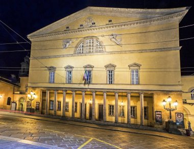 Corona virüsü salgını sırasında, Parma, Emilia Romagna, İtalya 'da Regio Tiyatrosu (Giuseppe Verdi) ve boş sokak manzarası