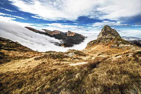 Vista Única Las Montañas Contra Formación Nubes Maravillosas Otoño Park —  Fotos de Stock