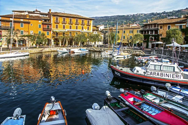 이탈리아 2020 October 2020 휴양지와 가르다 호수에 이탈리아 마을의 — 스톡 사진