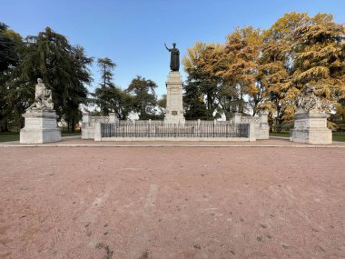 Mantova bahçesindeki Virgilio heykeli, İtalya, Lombardia