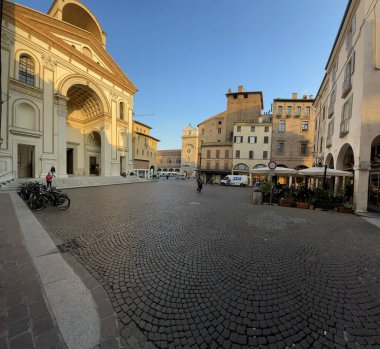 Piazza delle Erbe geniş açı görüşü, Mantova, İtalya. Lombardia