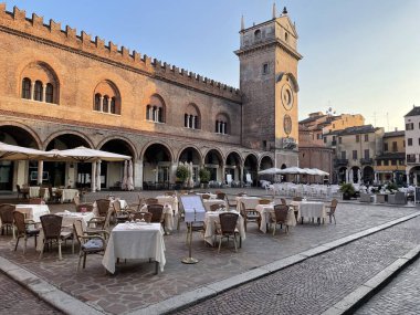 Tarihi sarayları ve kilisesi olan Piazza delle Erbe, İtalya, Mantova