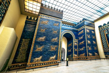 Berlin, Almanya - 03 Ekim 2021: Pergamonmuseum 'daki Babil İştar Kapısı