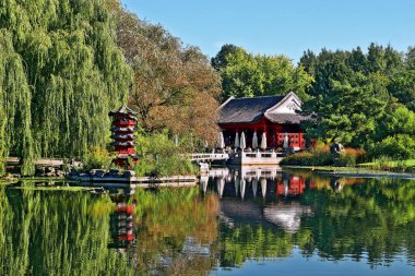 Garten der Welt (Dünya Bahçesi): Berlin, Japon Kızıl Göl Evi