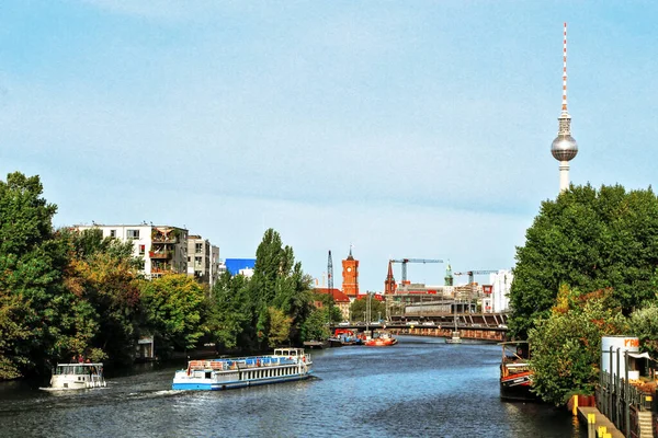 ドイツ ベルリンのフリードリヒスハーン クロイツベルク地区の川のパノラマ — ストック写真