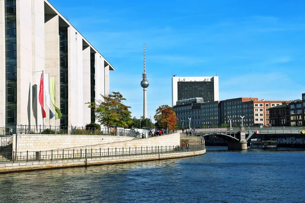 シュプレー川 ドイツ ベルリンのStolperstein Tichauerとテレビ塔 — ストック写真