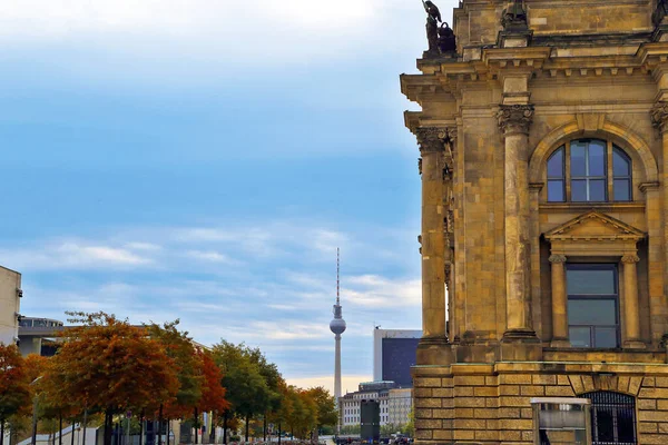 ドイツ連邦議会とテレビ塔のランドマーク ドイツ ベルリン — ストック写真
