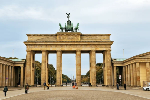 ドイツ ベルリンのブランデンブルク門ビュー — ストック写真