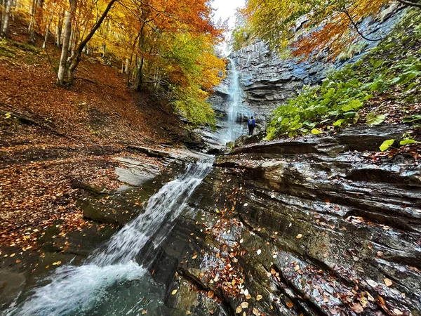 秋の紅葉の間のLavachiello滝 レッジョ エミリア イタリア — ストック写真