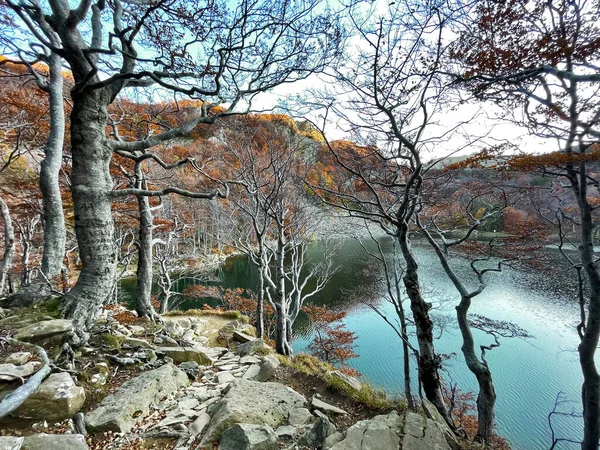 Magischer Sonnenuntergang Über Dem Bergsee Und Den Bäumen Herbst Appennino — Stockfoto