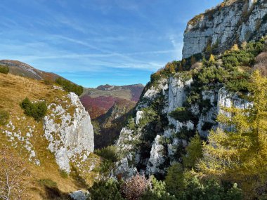 Garda Gölü 'nün panoramik manzarası Ventrar yürüyüş parkurlarından, Trento, İtalya