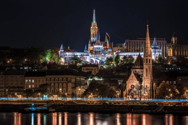 Budapeşte, Macaristan 'da gece aydınlanan Buda kalesi ve kilise