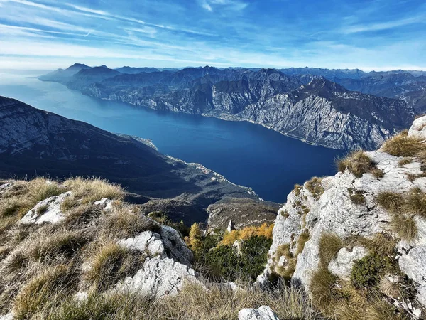 Garda Gölü 'nün panoramik manzarası, Trento, İtalya