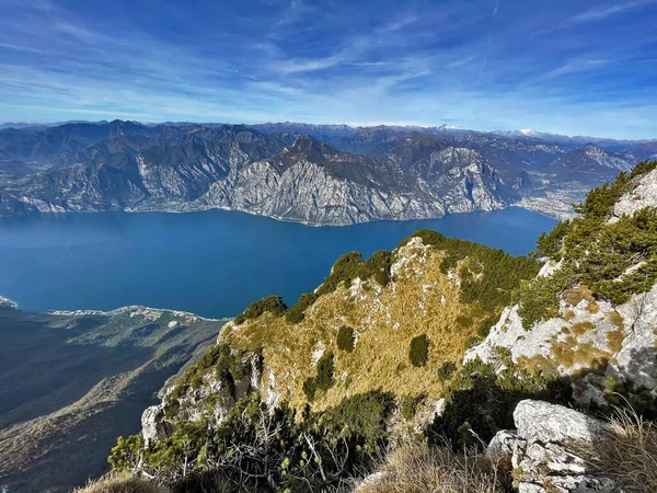 Limon Konsolosu Garda Gölü üzerindeki Panorama, Monte Baldo yürüyüş yolu, Trento, İtalya