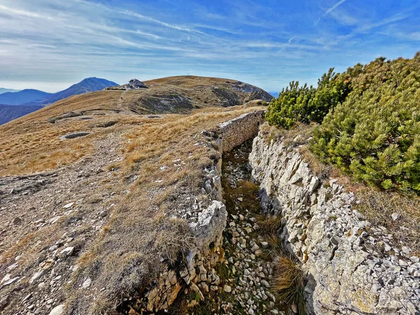 Fosa Segunda Guerra Mundial Montaña Italiana Nago Trento Italia —  Fotos de Stock