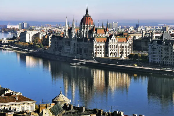 Венгерский Парламент Размышляет Дунае Будапешт Венгрия — стоковое фото