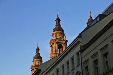 Macaristan 'ın Budapeşte şehrinde gündoğumunda çan turu