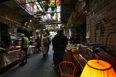 Budapeşte, Macaristan - 08 Kasım 2021: Szimpla kert Yahudi Mahallesi 'ndeki Pazar gıda pazarı