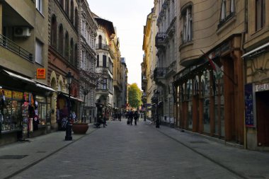 Budapeşte, Macaristan - 08 Kasım 2021: Ana alışveriş caddeleri