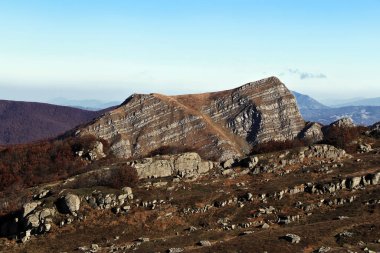 Sonbahar yapraklı Roccabiasca Dağı, Parma, Appennino