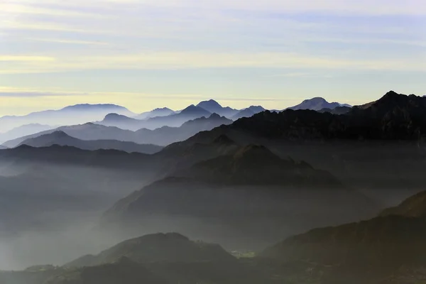 Niebla Niebla Silueta Aérea Las Montañas Del Lago Garda Atardecer —  Fotos de Stock
