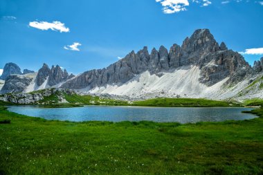 Tre Cime Dolomite Parkı 'ndaki Alp Gölü, Trentino Sud Tyrol, İtalya