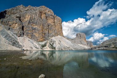 Catinaccio Dolomite Alpleri 'ndeki Antermoia Alp Gölü, Trentino, İtalya