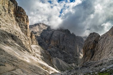 Catinaccio Alp Dağları yürüyüş yolu, İtalyan Alpleri Dolomite, Trentino, İtalya